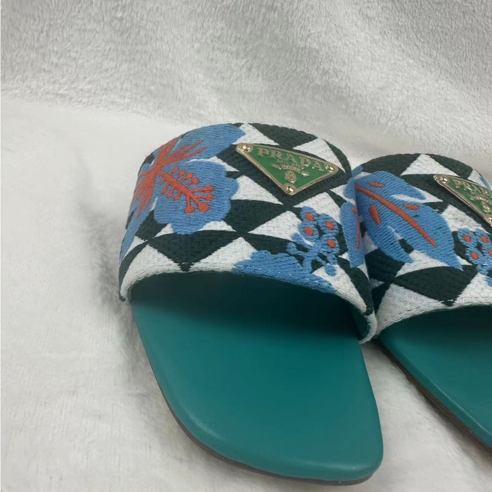 Beautiful flat slippers prada - Picture 2 of 5